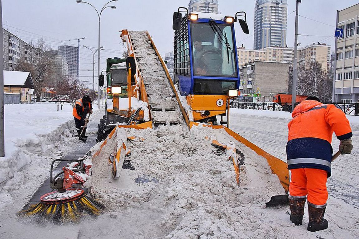 В Екатеринбурге УК выплатила 100 тысяч рублей за упавший на машину снег -  «Уральский рабочий»